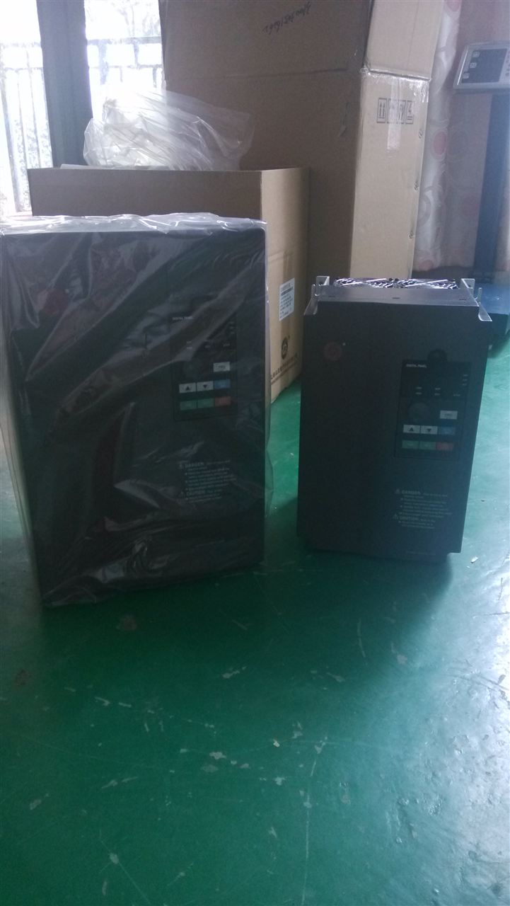 众辰变频器报价 H3000系列 通用型变频器 系列名称:H3000系列 通用型变频器 额定电压、频率:三相380V 50/60Hz;单相220V 50/60Hz 电压允许范围:380V:330~440V;单相220V:170V~240V 电压:三相380V:0~380V;单相220:0~220V 频率:0.10~400.00Hz 控制方式:空间矢量、V/F控制 输出频率范围:0.