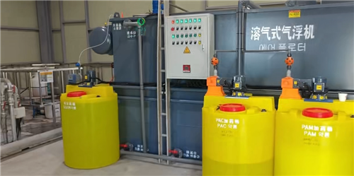 氣浮機配套加藥裝置+格柵機現(xiàn)場安裝完畢試運行中！