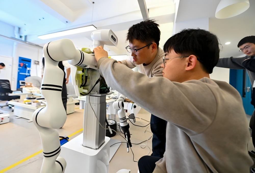 登报《今晚报》！智易时代具身智能机器人，展现天津智造硬核实力